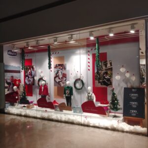 Mall Window Display (4)